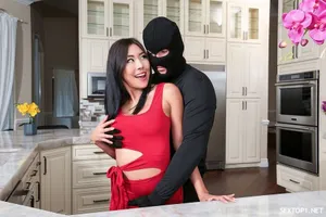 Vú em to làm buồi anh sướng bắn tinh ngập bể bơi