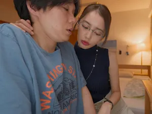 Nữ cosplayer thất nghiệp ở nhà tự sướng thì anh shipper đến giao hàng nhìn thấy