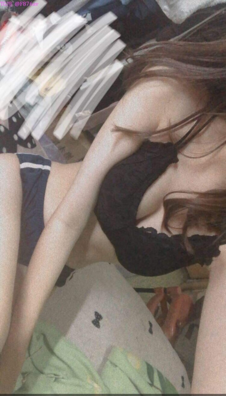 Cô chủ shop bán nước hoa hứng tình thủ dâm quên tắt cam