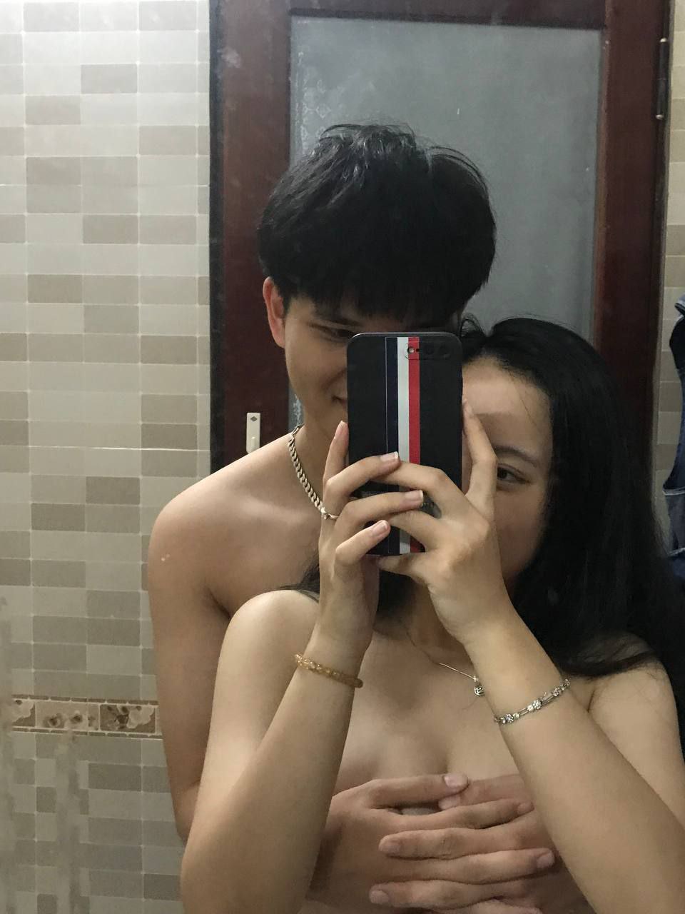 Cậu con trai phát hiện bố vụng trộm với cô gia sư của mình